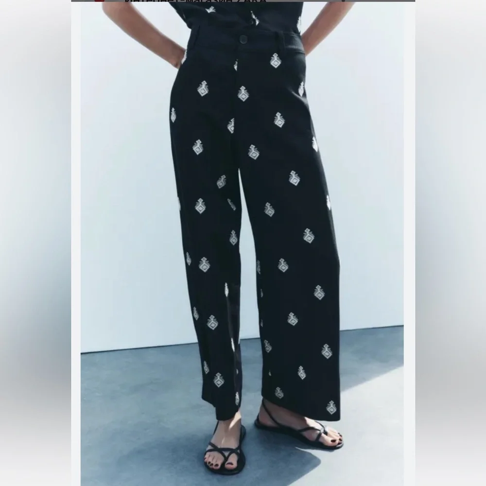 ZARA Cropped trousers with contrast embroidery - Picture 1 of 8